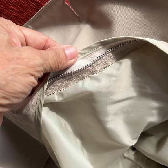 VINTAGE Stylish Tan Trench Rain Cost …205-Hanger - Picture 12 of 16